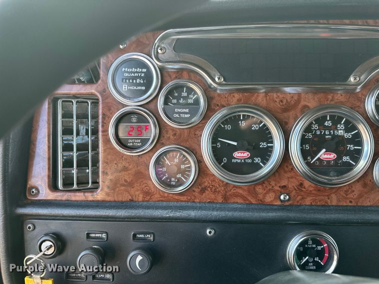 image for item FK1589 2005 Peterbilt 379 dump truck