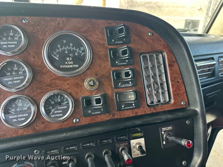 image for item FK1589 2005 Peterbilt 379 dump truck