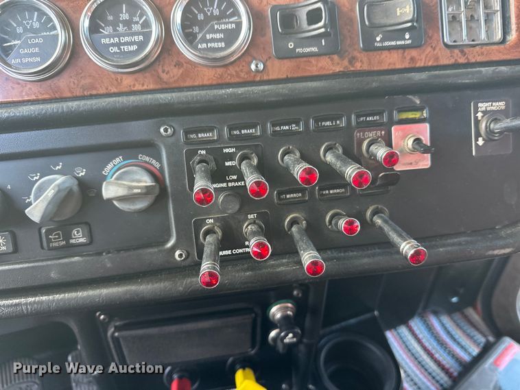 image for item FK1589 2005 Peterbilt 379 dump truck