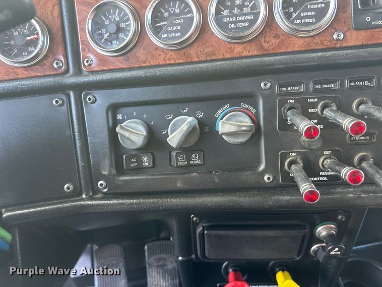 image for item FK1589 2005 Peterbilt 379 dump truck