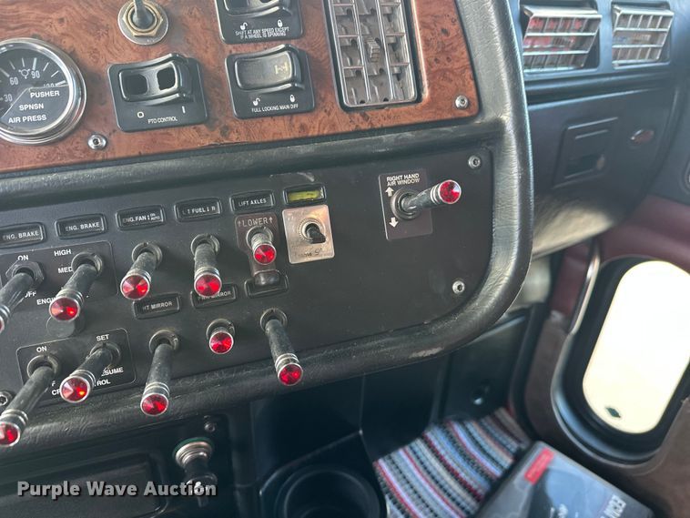 image for item FK1589 2005 Peterbilt 379 dump truck