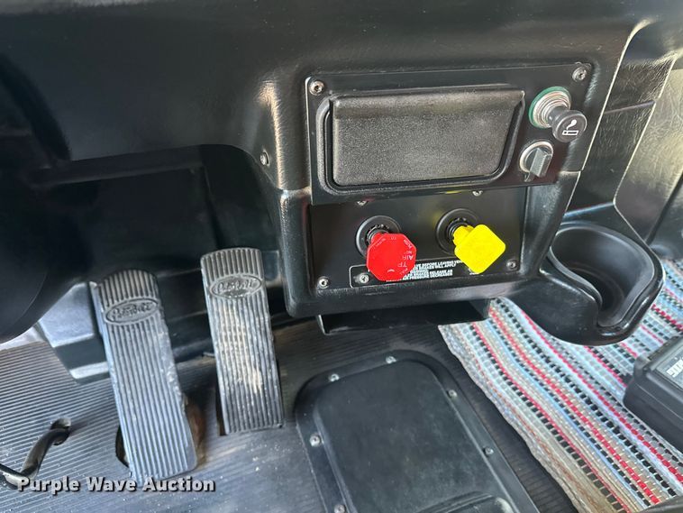 image for item FK1589 2005 Peterbilt 379 dump truck