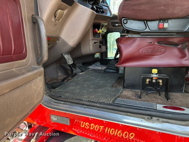 image for item FK1590 2007 Peterbilt 379 dump truck