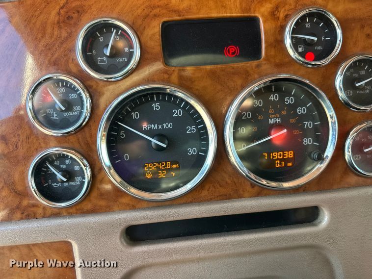 image for item FK1590 2007 Peterbilt 379 dump truck