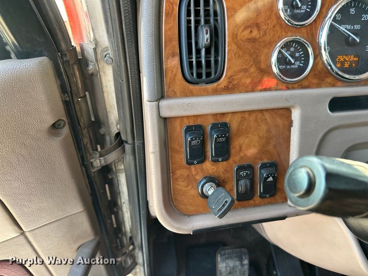 image for item FK1590 2007 Peterbilt 379 dump truck