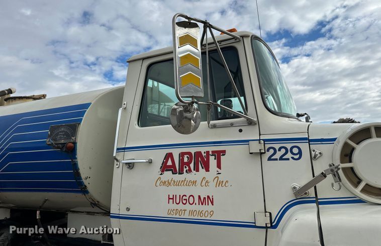 image for item FK1598 1990 Ford LN8000 water truck