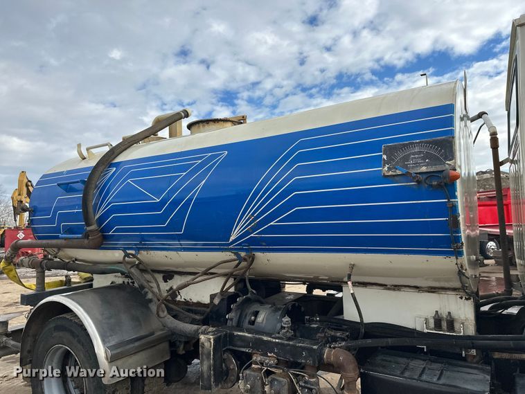 image for item FK1598 1990 Ford LN8000 water truck