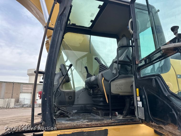 image for item FK1639 2006 Caterpillar 330D excavator