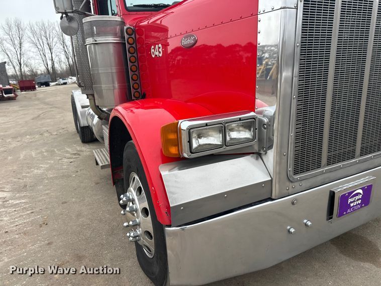 image for item FK1657 2003 Peterbilt 379 semi truck