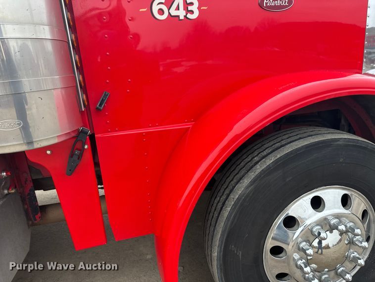 image for item FK1657 2003 Peterbilt 379 semi truck