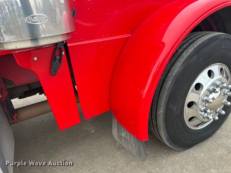 image for item FK1657 2003 Peterbilt 379 semi truck