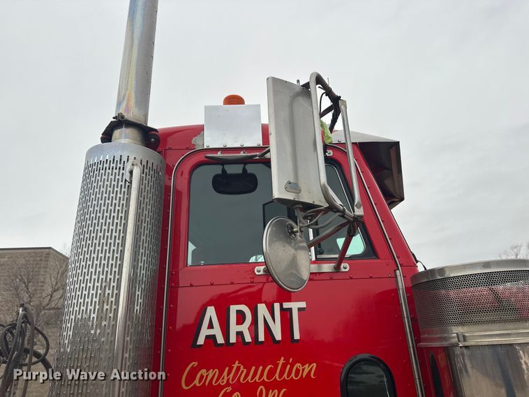 image for item FK1657 2003 Peterbilt 379 semi truck