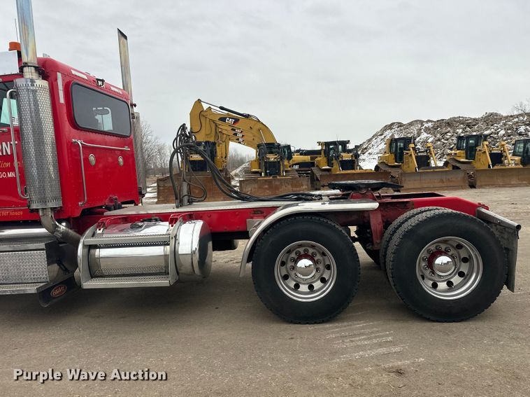 image for item FK1657 2003 Peterbilt 379 semi truck
