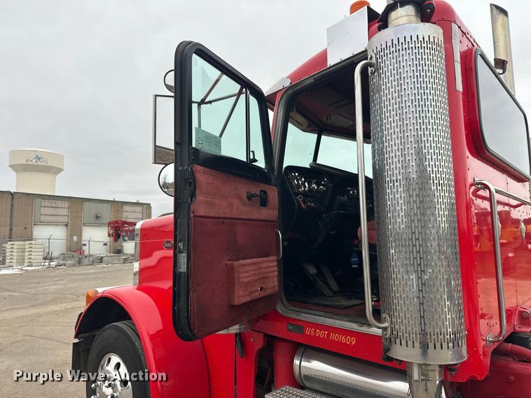 image for item FK1657 2003 Peterbilt 379 semi truck