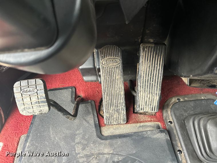 image for item FK1657 2003 Peterbilt 379 semi truck