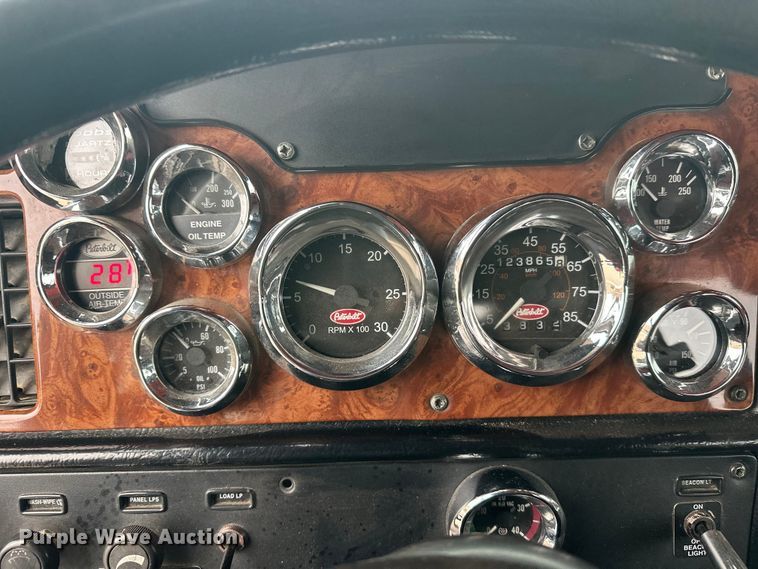 image for item FK1657 2003 Peterbilt 379 semi truck