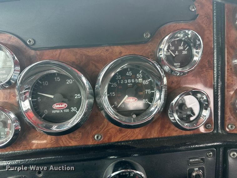 image for item FK1657 2003 Peterbilt 379 semi truck