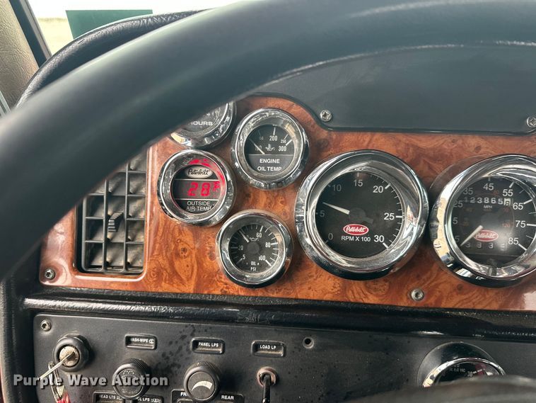 image for item FK1657 2003 Peterbilt 379 semi truck