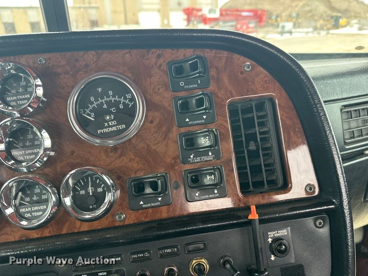 image for item FK1657 2003 Peterbilt 379 semi truck