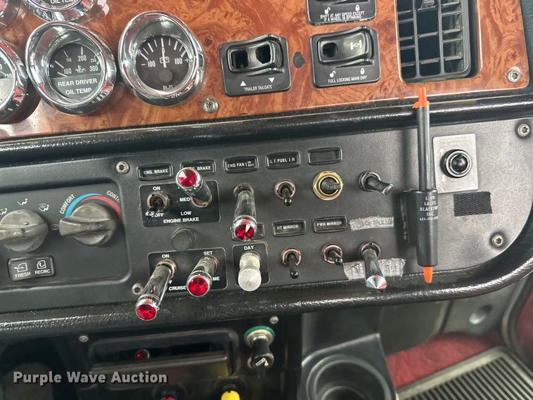 image for item FK1657 2003 Peterbilt 379 semi truck