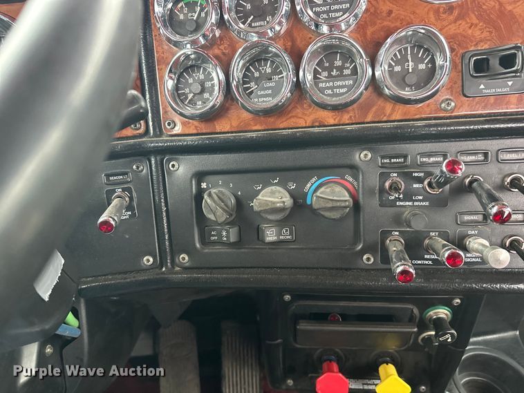 image for item FK1657 2003 Peterbilt 379 semi truck