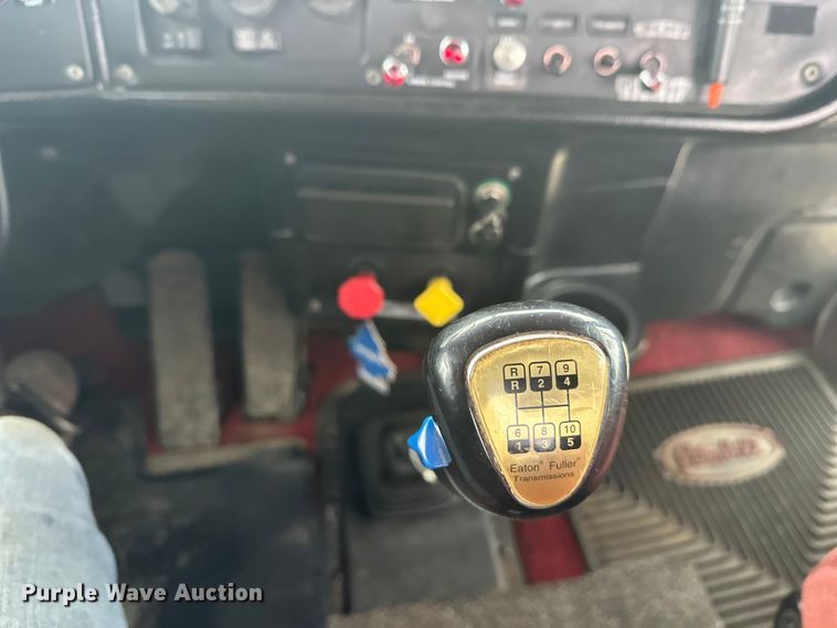 image for item FK1657 2003 Peterbilt 379 semi truck