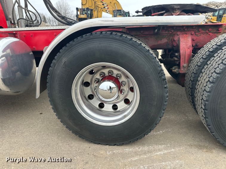 image for item FK1657 2003 Peterbilt 379 semi truck