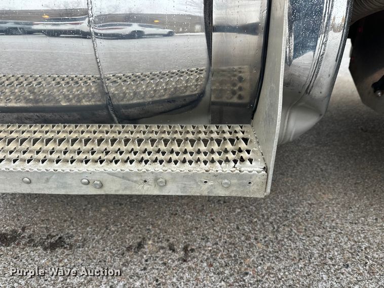 image for item FK1658 2006 Peterbilt 379 dump truck