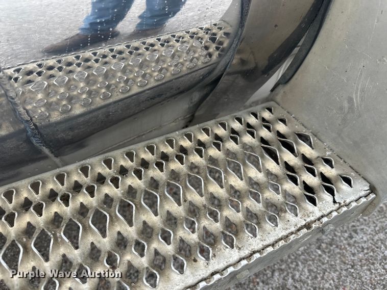 image for item FK1658 2006 Peterbilt 379 dump truck