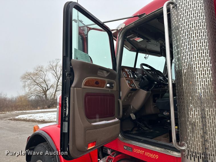 image for item FK1658 2006 Peterbilt 379 dump truck