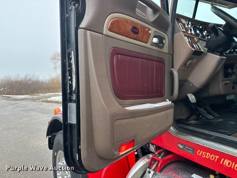 image for item FK1658 2006 Peterbilt 379 dump truck