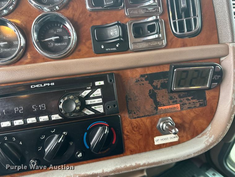 image for item FK1658 2006 Peterbilt 379 dump truck