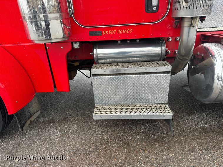 image for item FK1659 2007 Peterbilt 379 semi truck