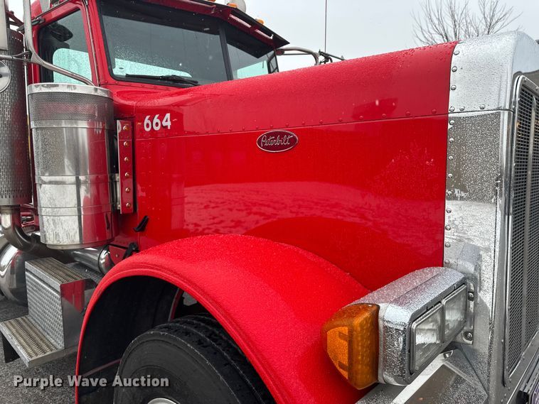 image for item FK1659 2007 Peterbilt 379 semi truck