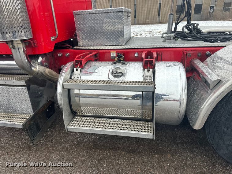 image for item FK1659 2007 Peterbilt 379 semi truck