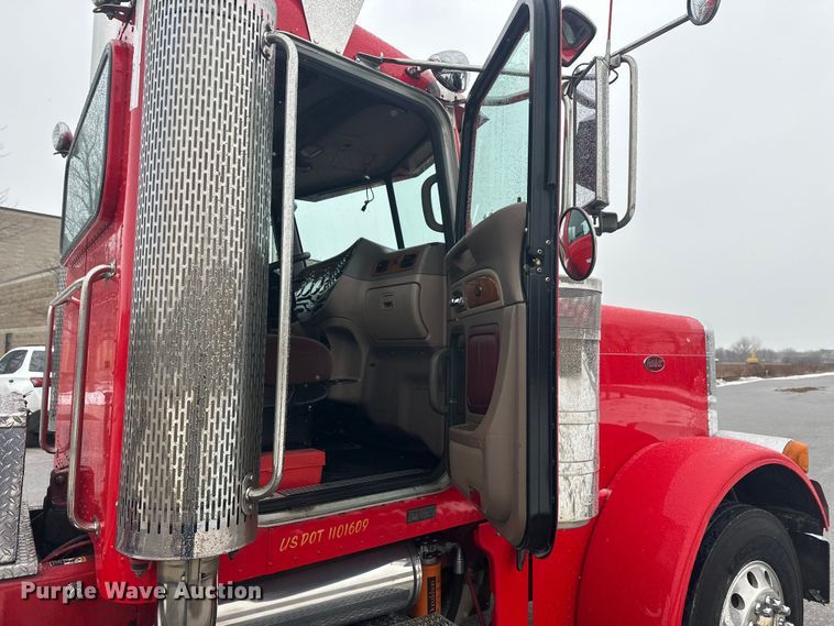 image for item FK1659 2007 Peterbilt 379 semi truck