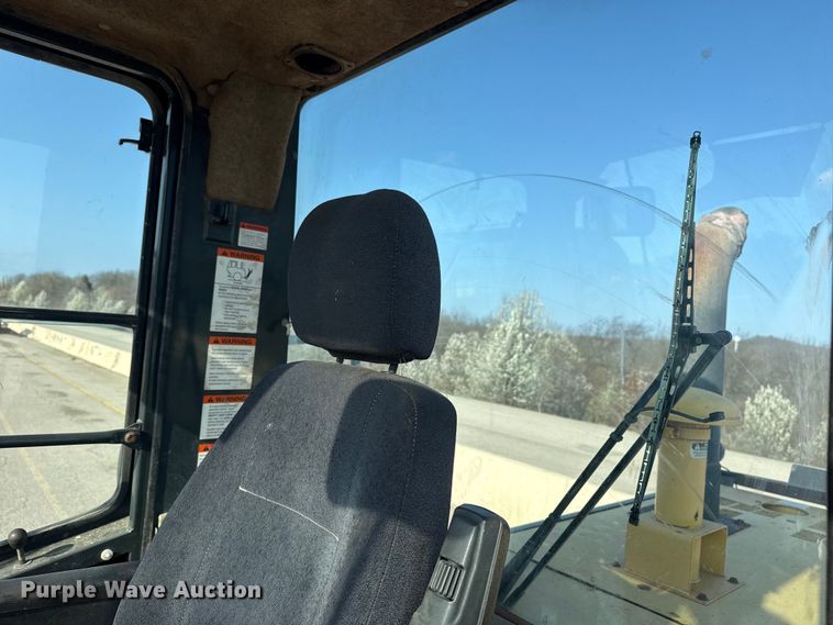 image for item DO8458 2002 Komatsu WA250 wheel loader