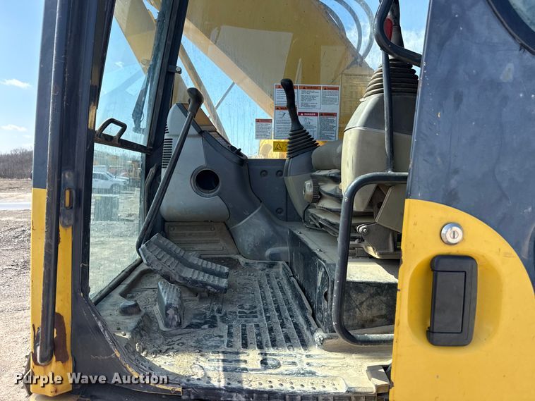 image for item DO8465 2012 Komatsu PC228USLC-8 excavator