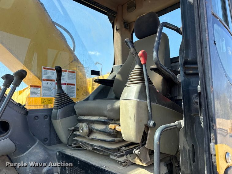 image for item DO8465 2012 Komatsu PC228USLC-8 excavator
