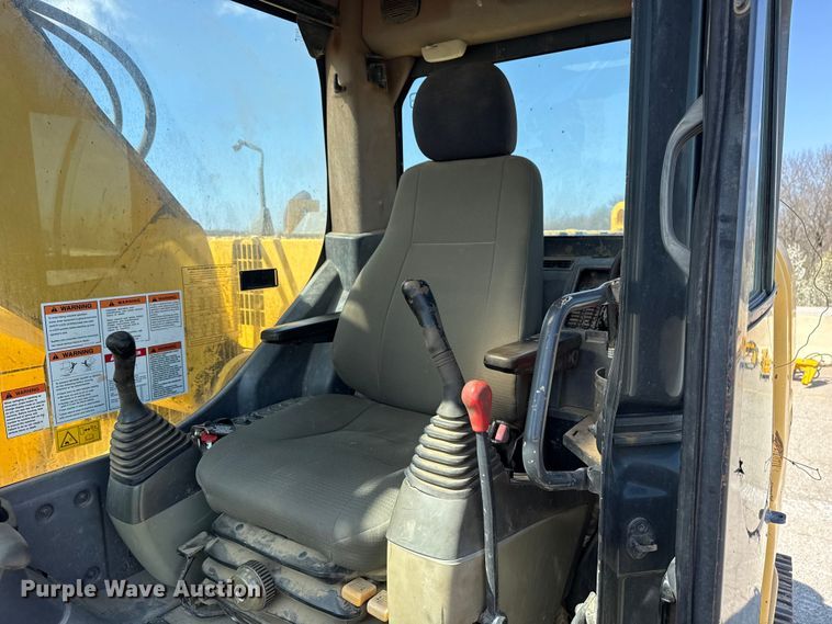 image for item DO8465 2012 Komatsu PC228USLC-8 excavator