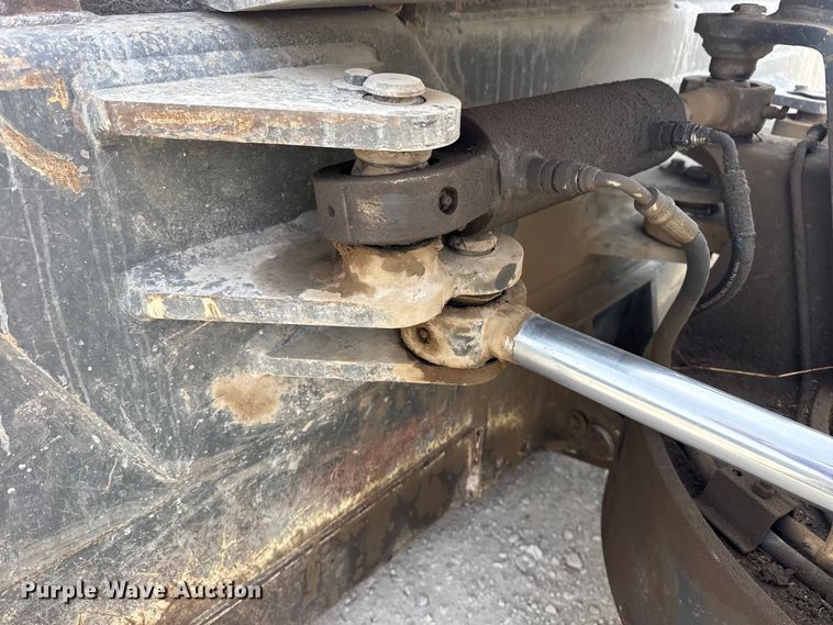 image for item DQ4348 2001 New Holland DC80 dozer