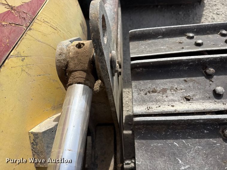 image for item DQ4348 2001 New Holland DC80 dozer