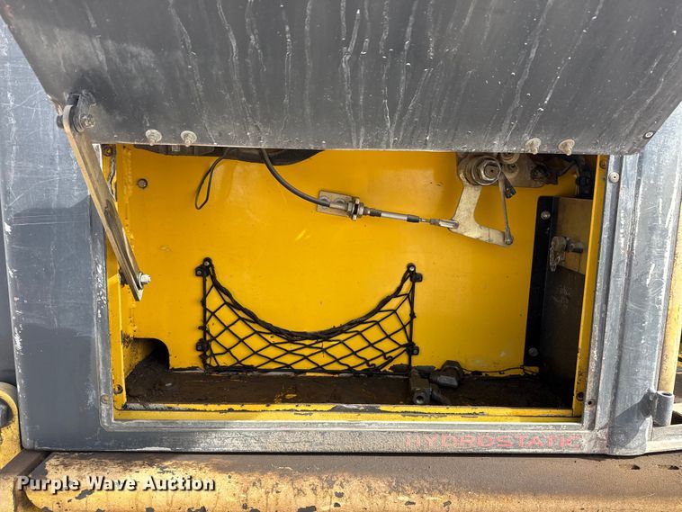 image for item DQ4348 2001 New Holland DC80 dozer