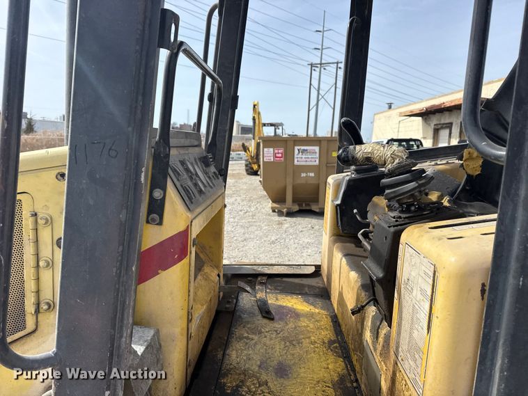 image for item DQ4348 2001 New Holland DC80 dozer