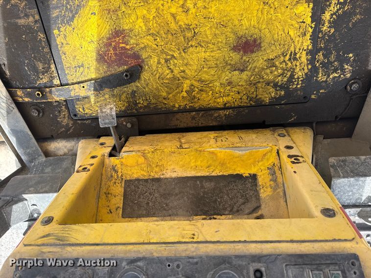 image for item DQ4348 2001 New Holland DC80 dozer