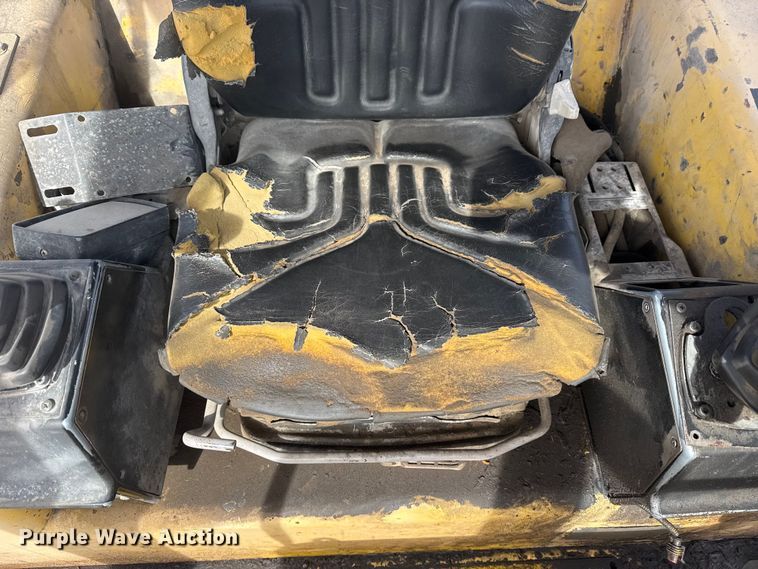 image for item DQ4348 2001 New Holland DC80 dozer