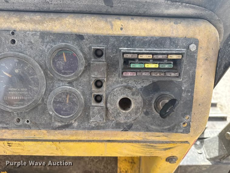 image for item DQ4348 2001 New Holland DC80 dozer