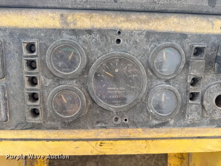 image for item DQ4348 2001 New Holland DC80 dozer