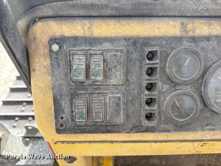 image for item DQ4348 2001 New Holland DC80 dozer