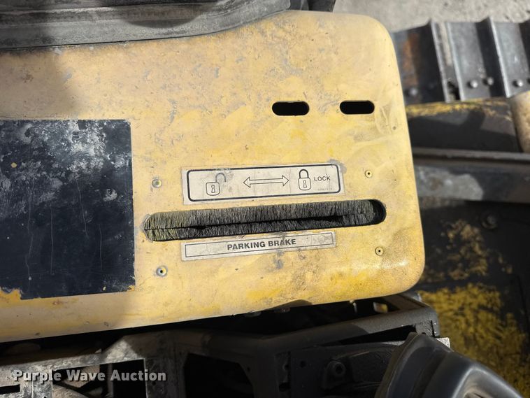 image for item DQ4348 2001 New Holland DC80 dozer